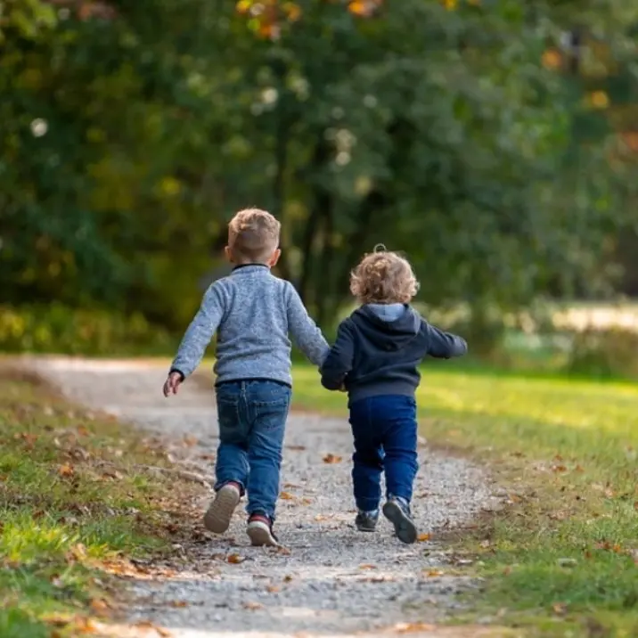 Tenta di rapire un bimbo di 2 anni, il padre la insegue e la blocca