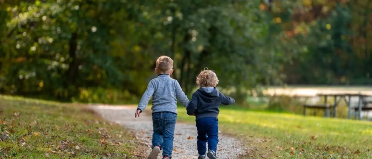 Tenta di rapire un bimbo di 2 anni, il padre la insegue e la blocca