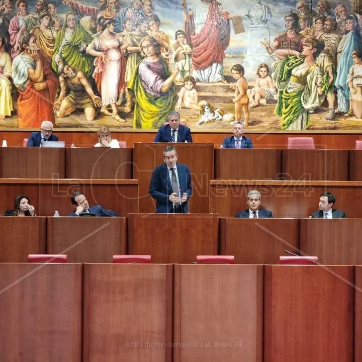 Maggioranza acciaccata ma Occhiuto batte Orsomarso (Fdi) e fa passare la nuova legge sulla fusione dei Comuni