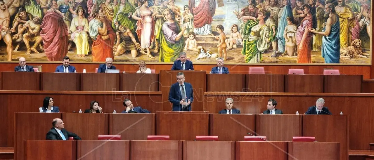 Maggioranza acciaccata ma Occhiuto batte Orsomarso (Fdi) e fa passare la nuova legge sulla fusione dei Comuni