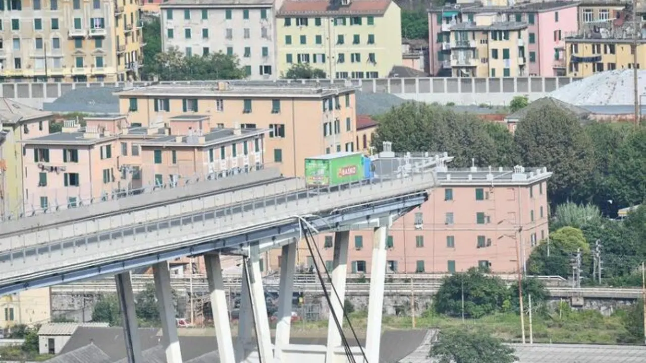 Crollo del ponte Morandi a Genova, la rivelazione shock: «Già nel 2010 sapevamo che era a rischio»