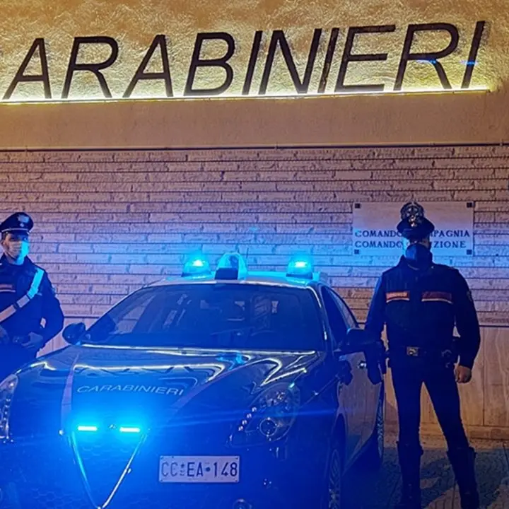 Corigliano, bussa alla porta di un imprenditore per chiedere soldi e al suo rifiuto lo aggredisce con un coltello