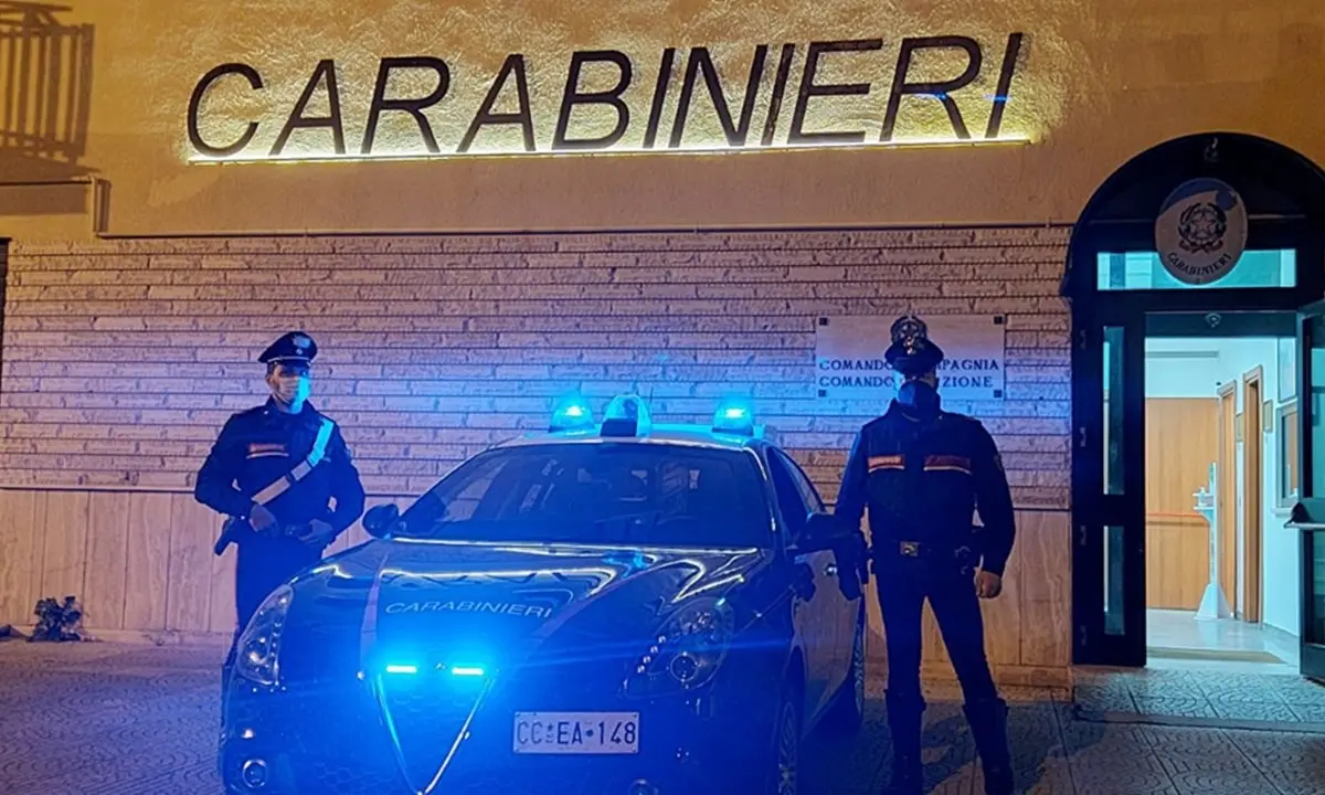 Corigliano, bussa alla porta di un imprenditore per chiedere soldi e al suo rifiuto lo aggredisce con un coltello