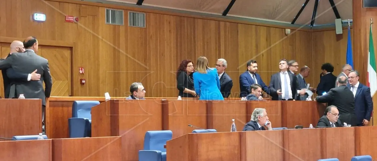 La rabbia del capogruppo del Pd Bevacqua: «Basta ai decreti omnibus e agli agguati della maggioranza»