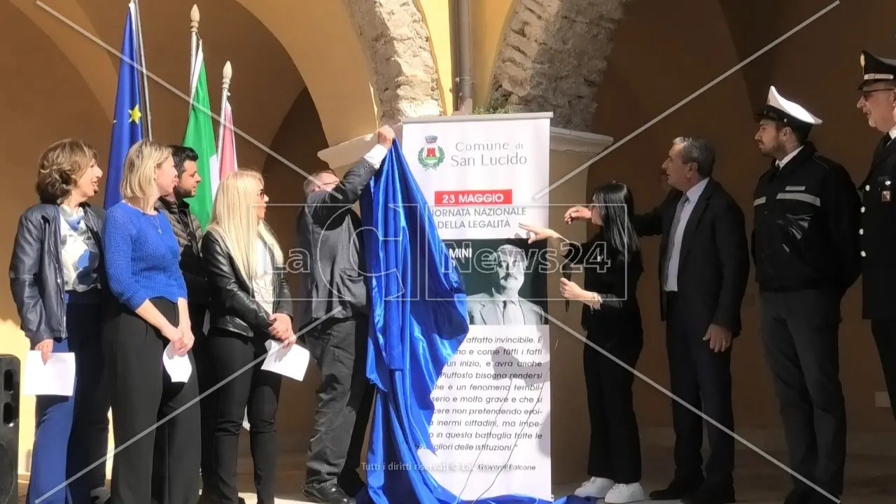 San Lucido celebra il giudice Giovanni Falcone con una stele nel chiostro del municipio