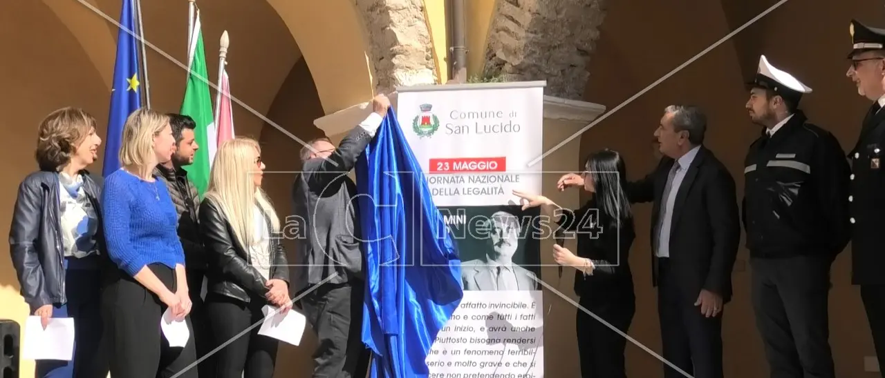 San Lucido celebra il giudice Giovanni Falcone con una stele nel chiostro del municipio