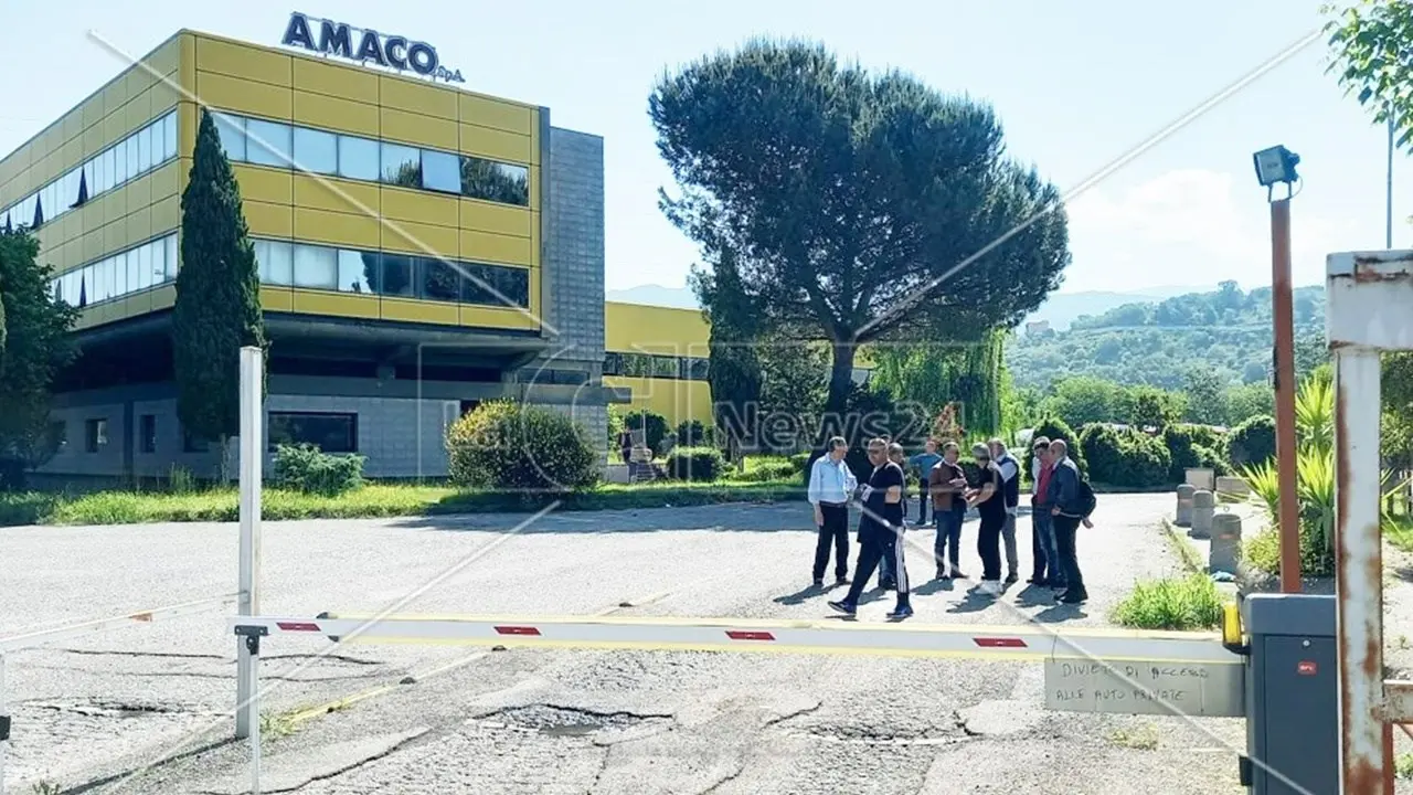 Caos trasporti a Cosenza, i dipendenti dell’Amaco incrociano le braccia: bus bloccati