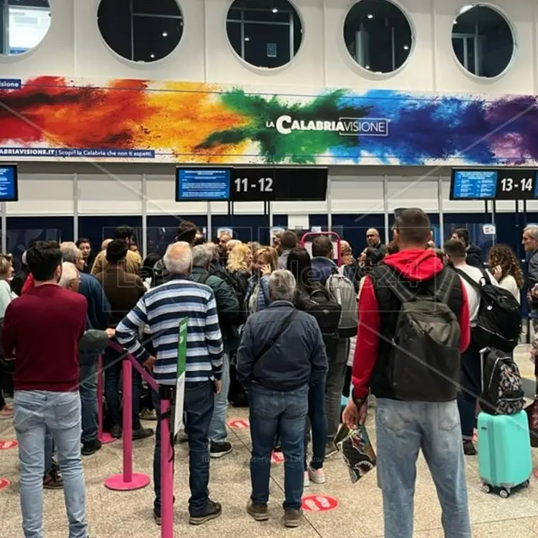 Volo da Lamezia a Torino annullato, Wizz air: «Disagi per via dell’eruzione dell’Etna»