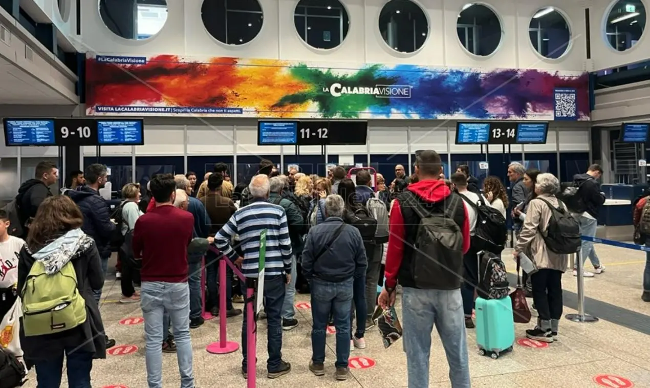 Volo da Lamezia a Torino annullato, Wizz air: «Disagi per via dell’eruzione dell’Etna»