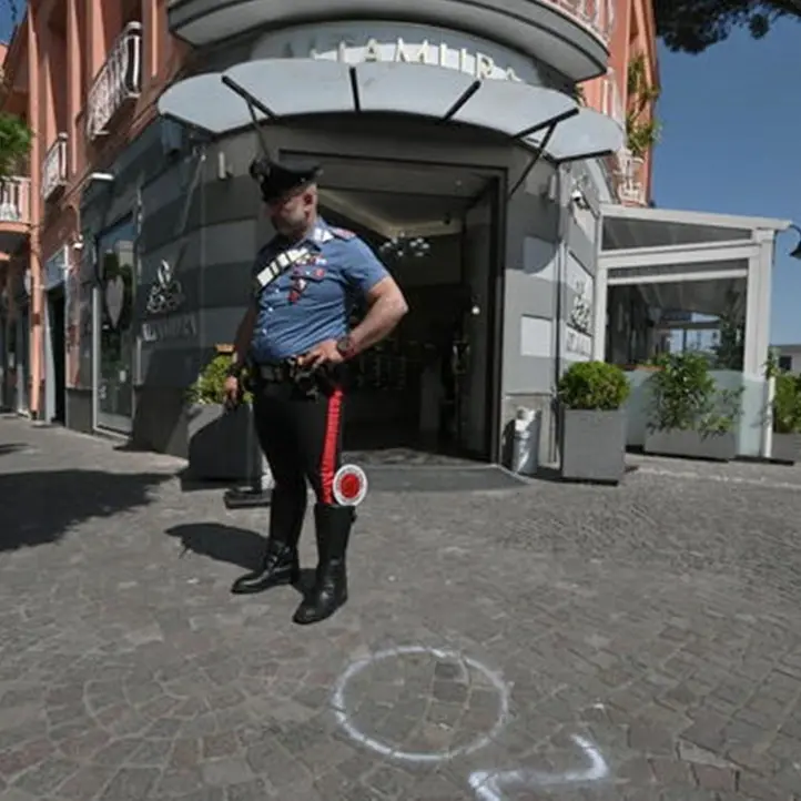 Spari contro un bar nel Napoletano, colpita alla testa una bambina di dieci anni