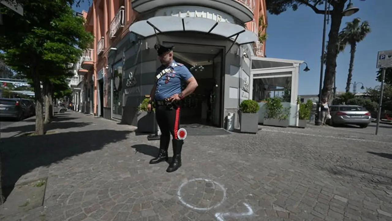 Spari contro un bar nel Napoletano, colpita alla testa una bambina di dieci anni