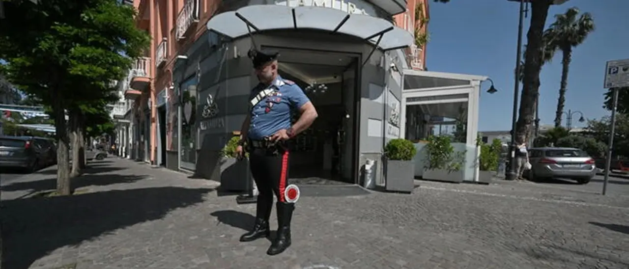Spari contro un bar nel Napoletano, colpita alla testa una bambina di dieci anni