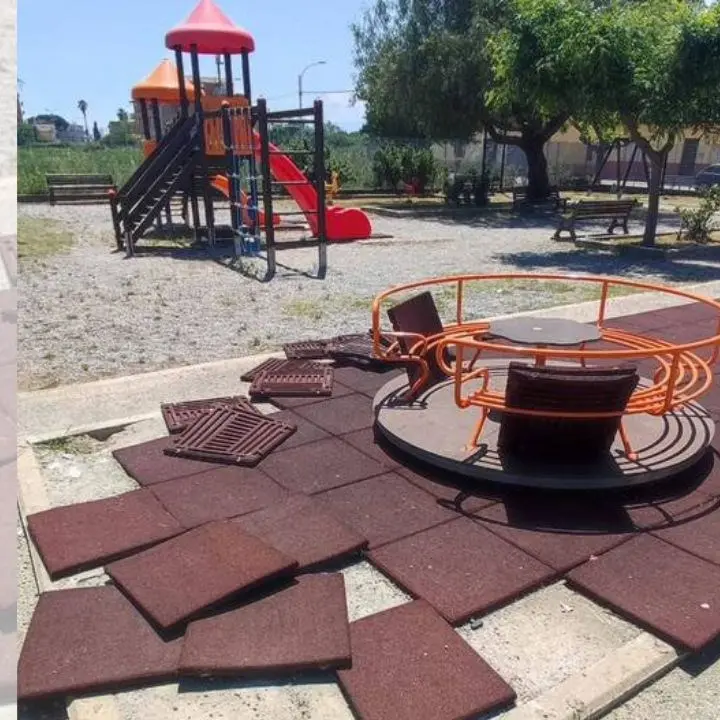 Vandalizzato un parco giochi a Sibari. Papasso: «Un atto vergognoso da condannare»