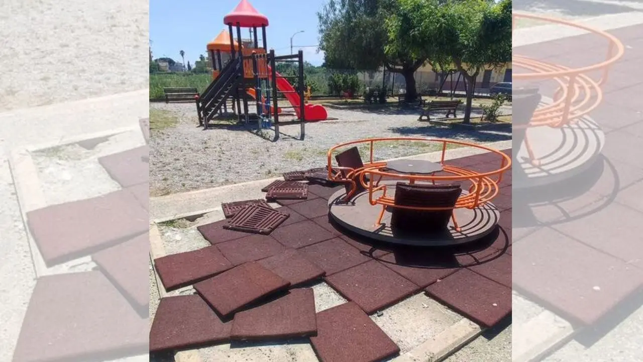 Vandalizzato un parco giochi a Sibari. Papasso: «Un atto vergognoso da condannare»