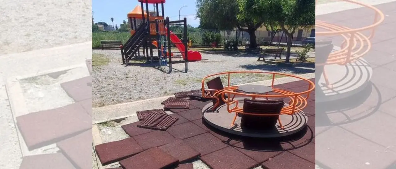 Vandalizzato un parco giochi a Sibari. Papasso: «Un atto vergognoso da condannare»