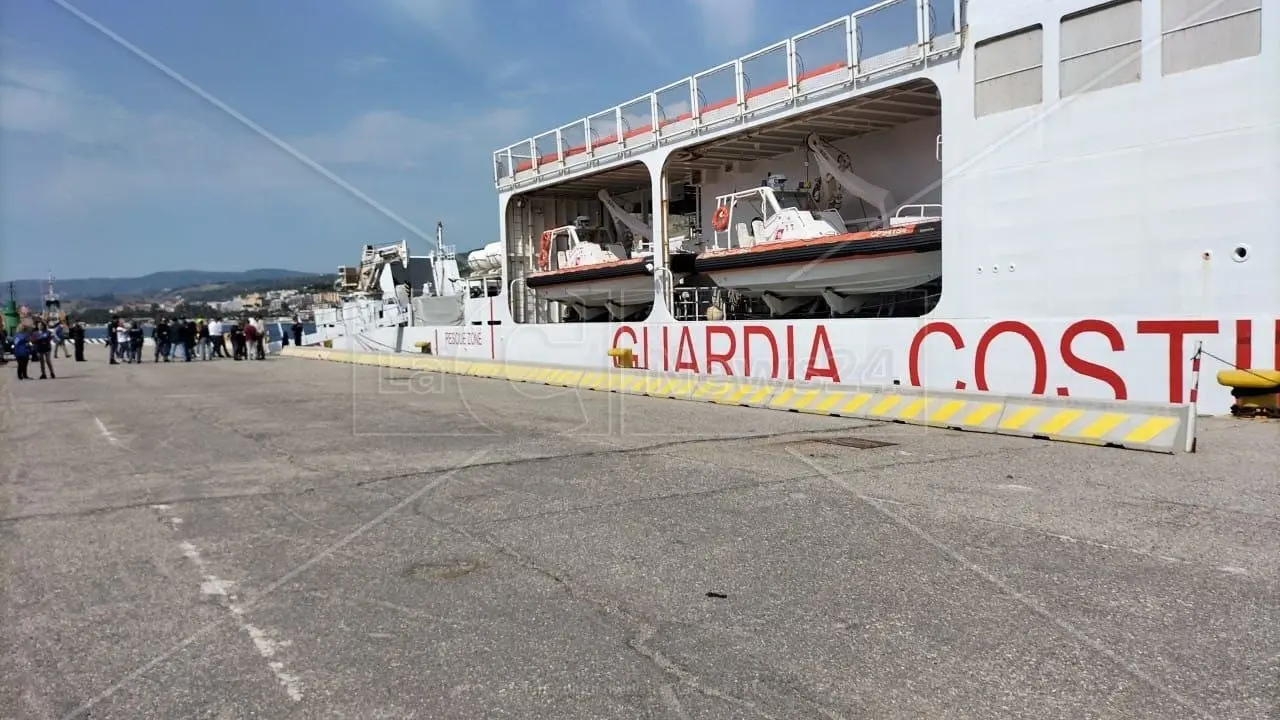 Quasi 700 migranti sbarcati a Reggio Calabria, al porto la nave Diciotti