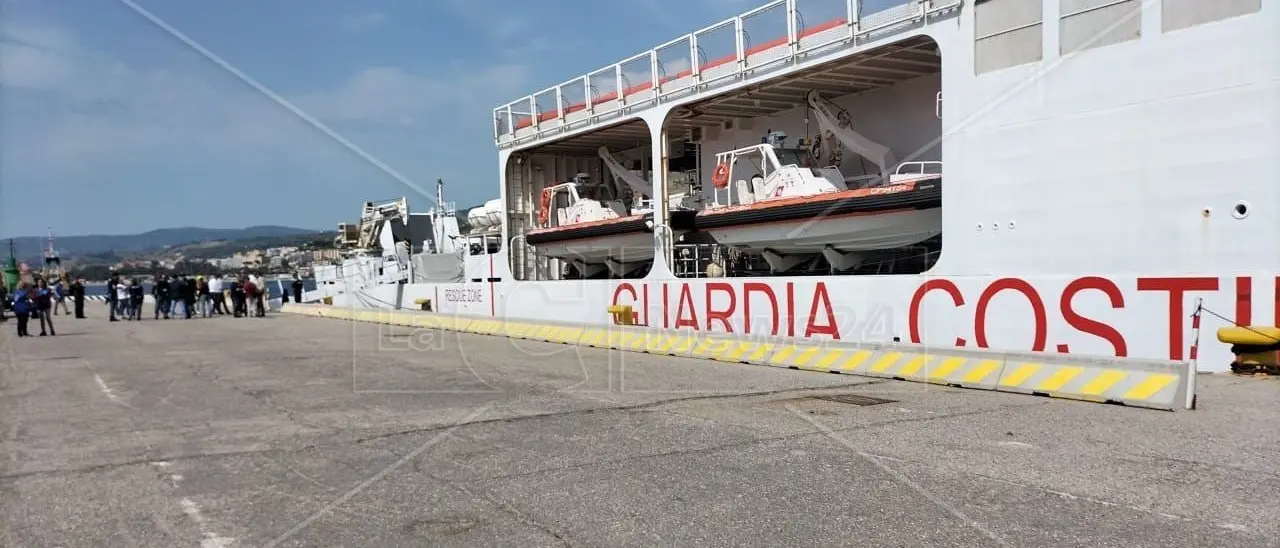 Quasi 700 migranti sbarcati a Reggio Calabria, al porto la nave Diciotti