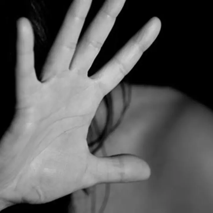 Crotone, evade dai domiciliari per andare a picchiare con uno sgabello la compagna: arrestato 47enne