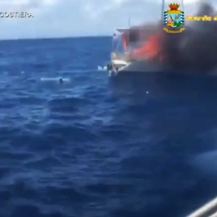 Barcone prese fuoco e morirono migranti, chiesto processo per 4 finanzieri in servizio a Crotone
