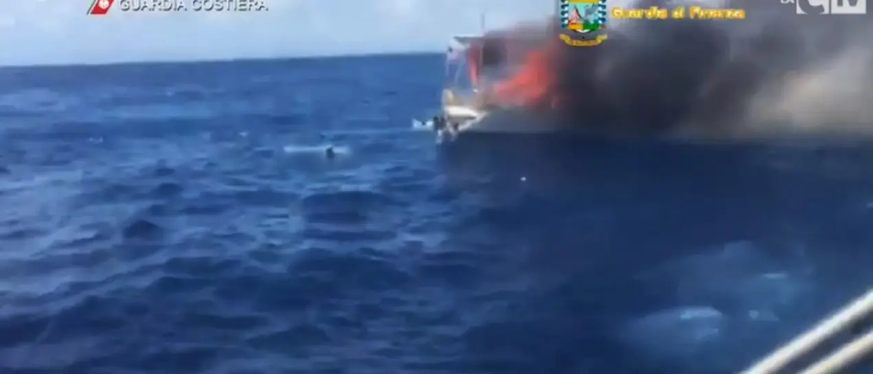 Barcone prese fuoco e morirono migranti, chiesto processo per 4 finanzieri in servizio a Crotone