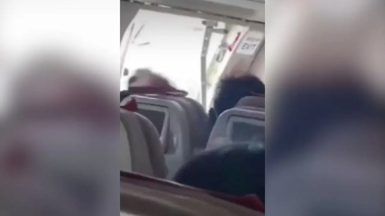 Terrore in aereo, un uomo apre il portellone in volo: arrestato - Guarda il video