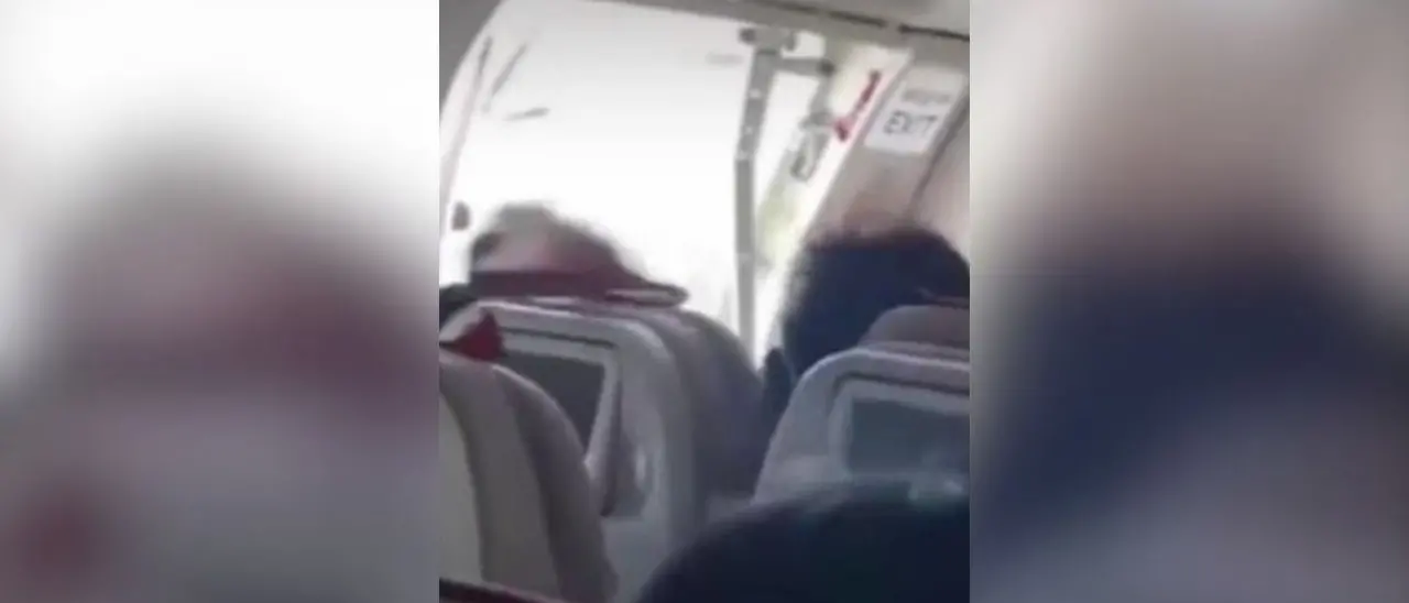 Terrore in aereo, un uomo apre il portellone in volo: arrestato - Guarda il video