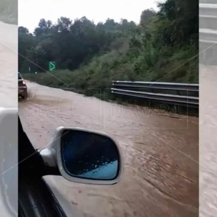 Nubifragio nel Cosentino: strade allagate e smottamenti a causa della forte pioggia