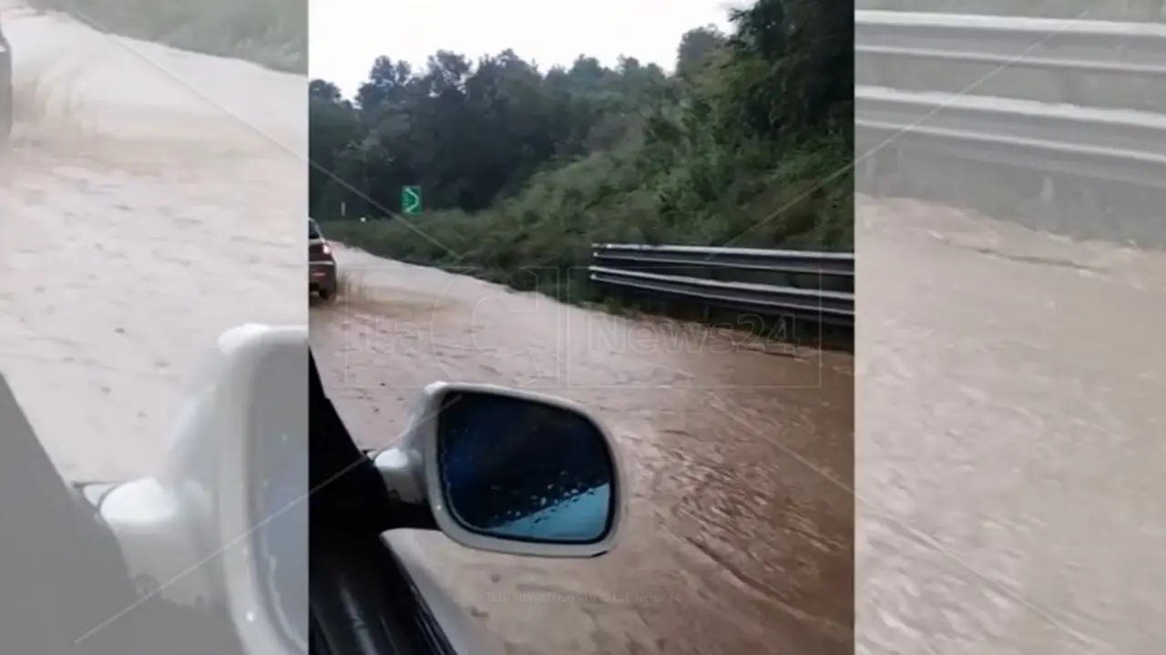 Nubifragio nel Cosentino: strade allagate e smottamenti a causa della forte pioggia