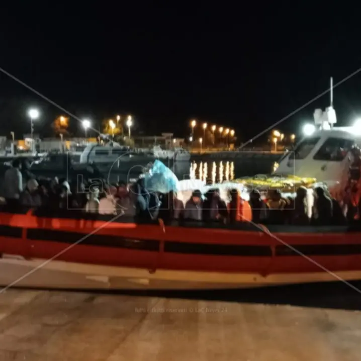 Roccella Jonica, nuovo sbarco nella notte: soccorsi 95 migranti dalla guardia costiera