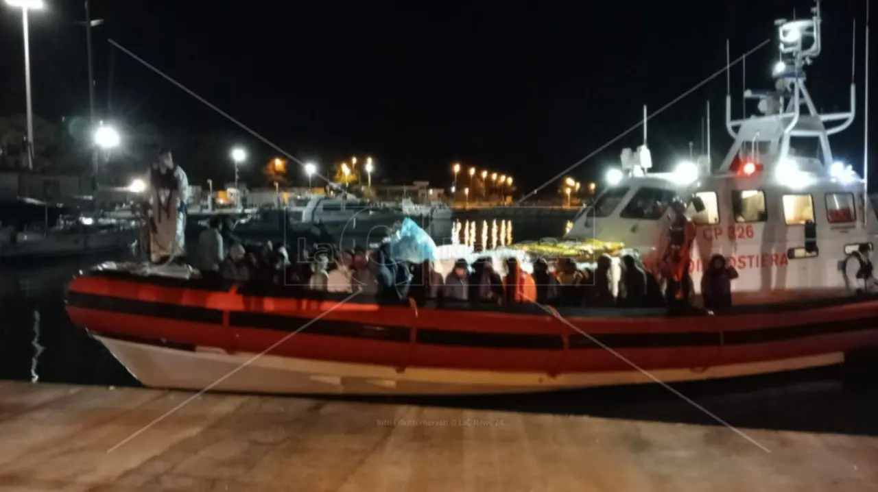 Roccella Jonica, nuovo sbarco nella notte: soccorsi 95 migranti dalla guardia costiera