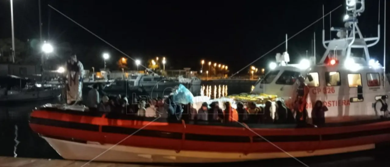 Roccella Jonica, nuovo sbarco nella notte: soccorsi 95 migranti dalla guardia costiera