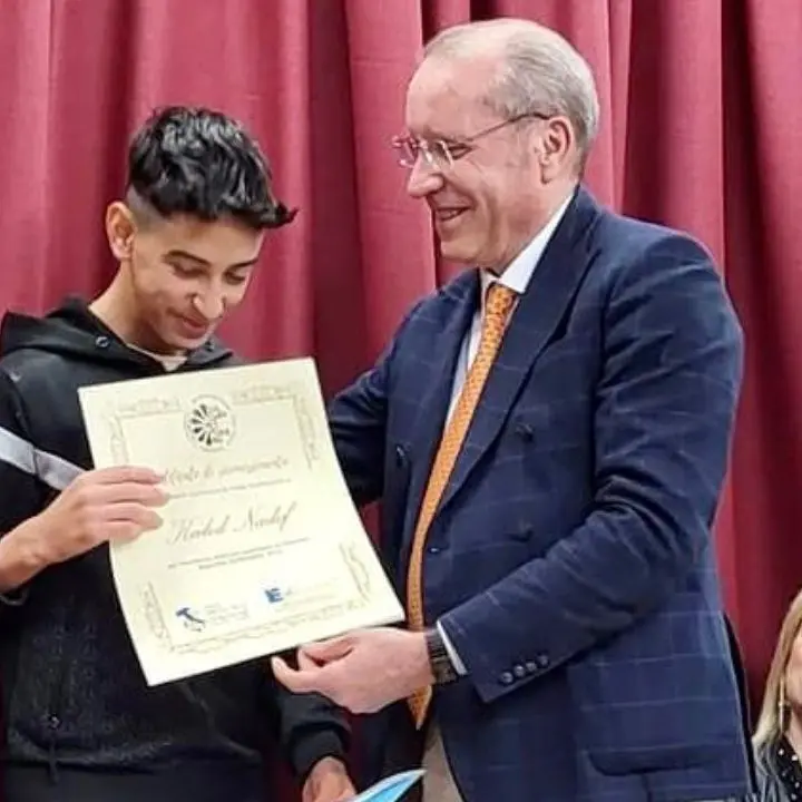 Kalid, il ragazzo premiato per un tema sulla strage di Cutro: «Piango quando penso ai ragazzi che sono morti, so cosa significa»