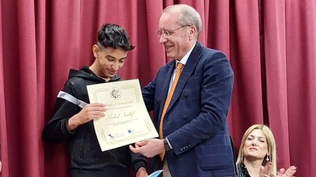 Kalid, il ragazzo premiato per un tema sulla strage di Cutro: «Piango quando penso ai ragazzi che sono morti, so cosa significa»