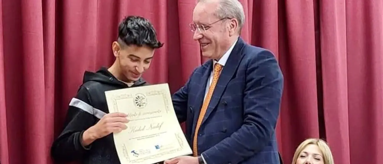Kalid, il ragazzo premiato per un tema sulla strage di Cutro: «Piango quando penso ai ragazzi che sono morti, so cosa significa»