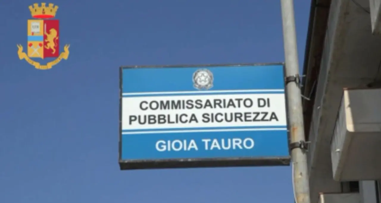 Rizziconi, maxi sequestro di esplosivi in un casolare: arrestato un 54enne, decisivo l’intervento della Polizia di Stato\n