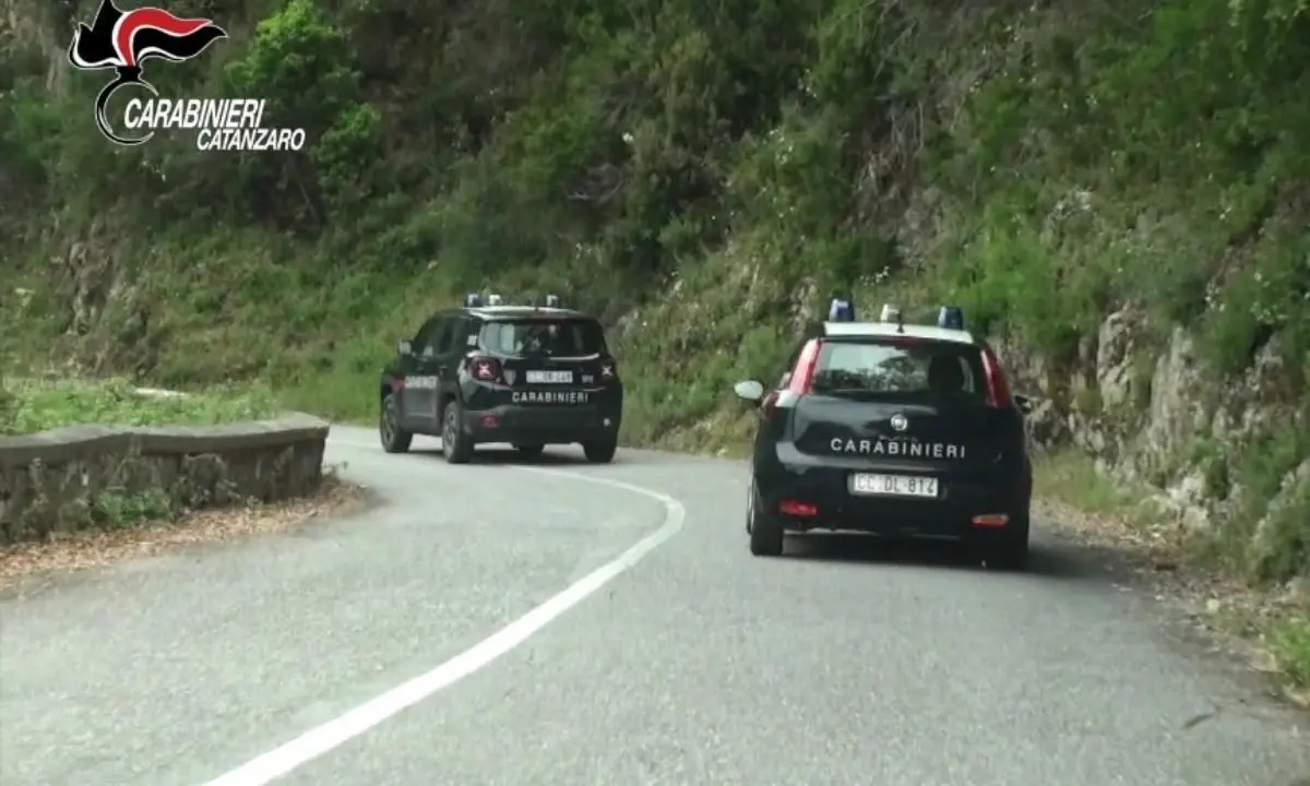 Dramma a Roccelletta di Borgia, 55enne cade da un’altezza di tre metri e muore