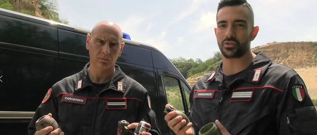 Ristruttura un casolare nel Catanzarese e trova bombe a mano della Seconda guerra mondiale