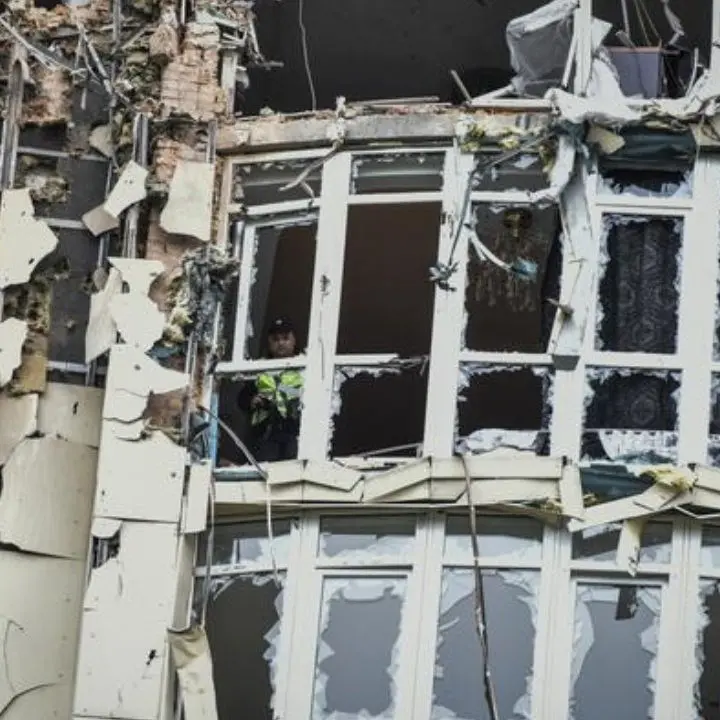 Ucraina, Kiev ancora sotto attacco russo: «La difesa aerea è in azione». Un morto e 20 droni distrutti