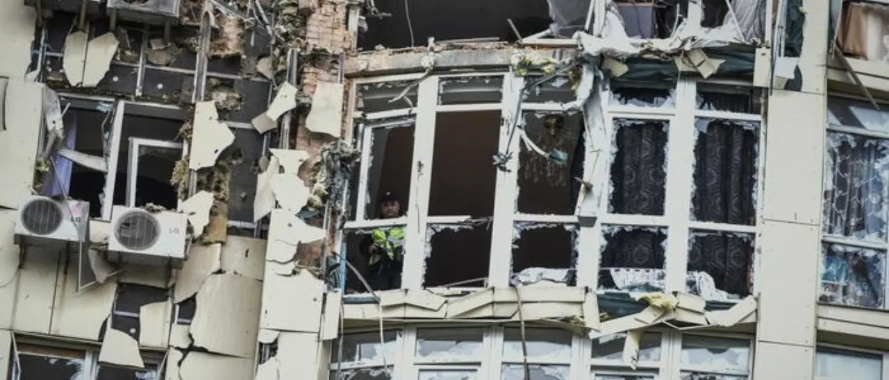 Ucraina, Kiev ancora sotto attacco russo: «La difesa aerea è in azione». Un morto e 20 droni distrutti