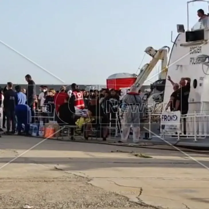 Migranti, non si fermano gli sbarchi in Calabria: 151 persone arrivate al porto di Crotone