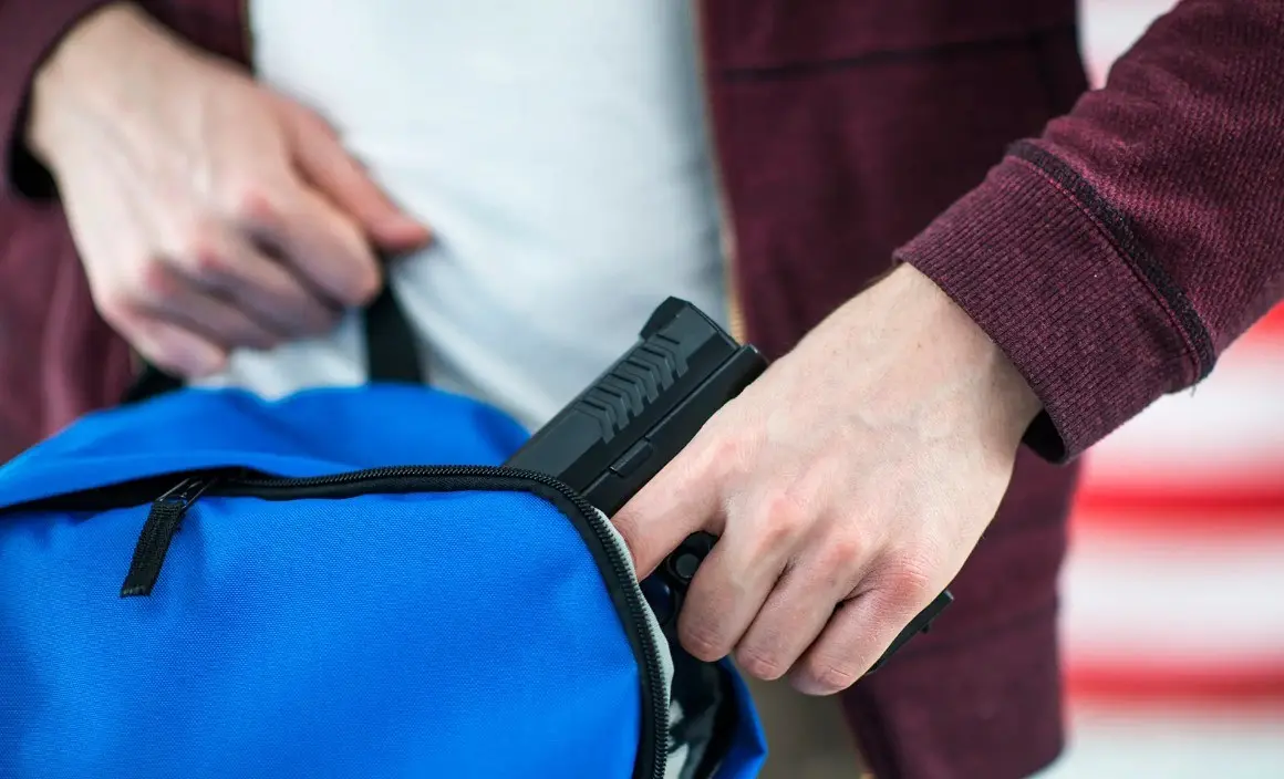 Giornata di ordinaria follia a scuola: 16enne entra al liceo con una pistola finta e ferisce una prof col coltello