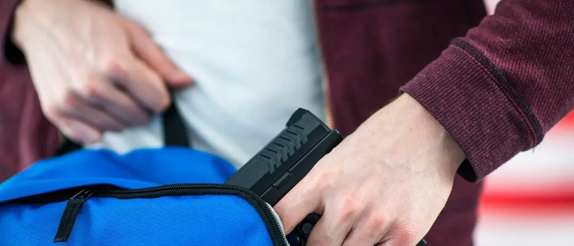 Giornata di ordinaria follia a scuola: 16enne entra al liceo con una pistola finta e ferisce una prof col coltello