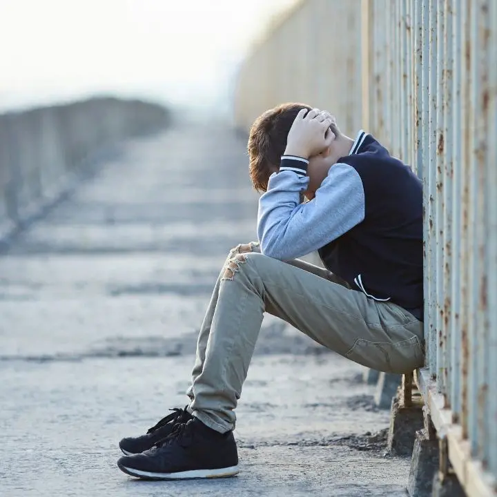 Lo picchiano e lo costringono a inginocchiarsi davanti alle ragazze che lo bullizzavano, l’inferno di un 14enne calabrese