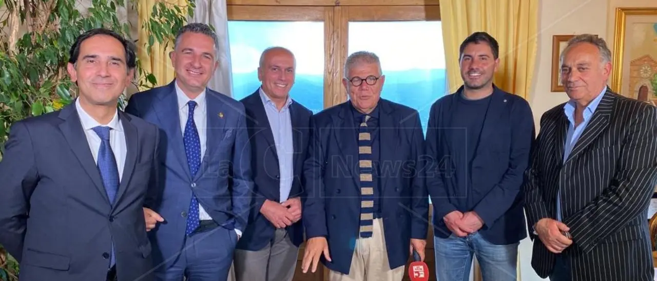 Cosenza città unica, i tre sindaci coinvolti ai microfoni di LaC promettono battaglia: «Sarà scontro con Occhiuto»