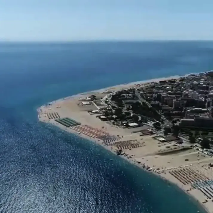 Turismo, la Calabria non partecipa al boom 2023: arrivi in aumento solo del 3,6%. La Basilicata spacca con più 22%