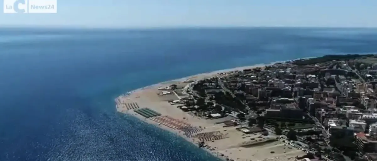 Turismo, la Calabria non partecipa al boom 2023: arrivi in aumento solo del 3,6%. La Basilicata spacca con più 22%