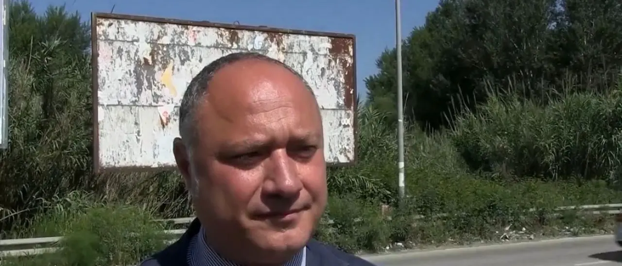 Zumpano, il sindaco dichiara guerra alla pubblicità abusiva: «Concorrenza sleale che danneggia le aziende sane»