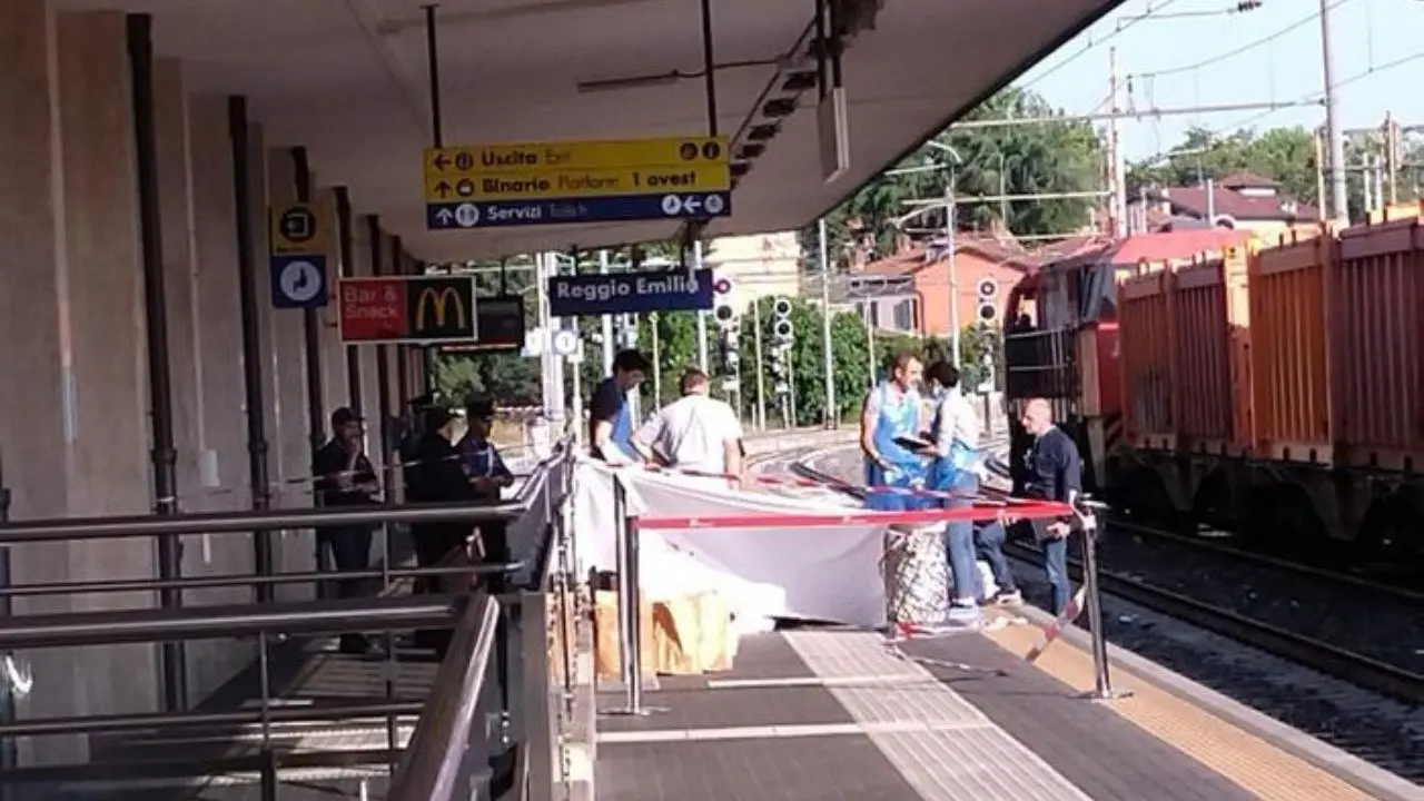 Reggio Emilia, 18enne ucciso a coltellate in stazione: è caccia all’aggressore