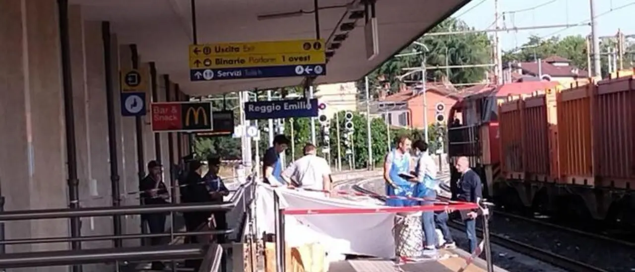 Reggio Emilia, 18enne ucciso a coltellate in stazione: è caccia all’aggressore