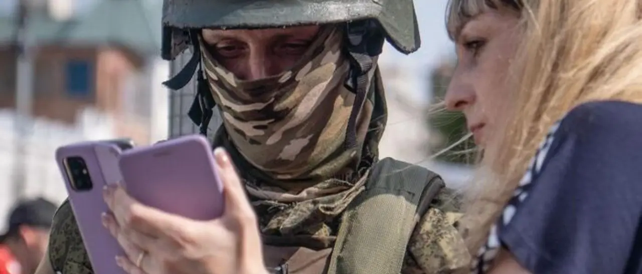 I combattenti della Wagner lasciano Rostov tra gli applausi della folla e spari in aria